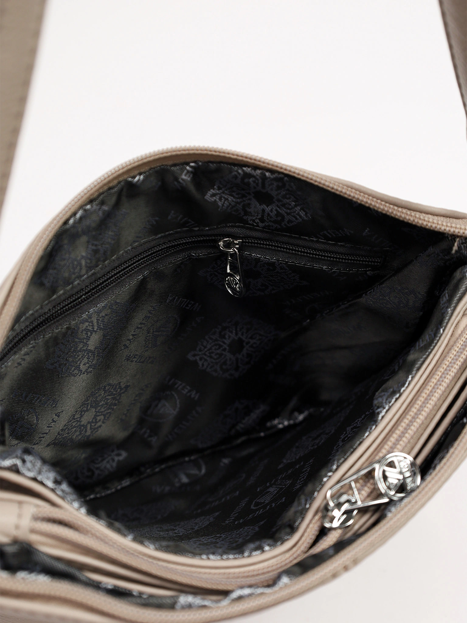 Сумка-кроссбоди с декоративным патчем в ассортименте